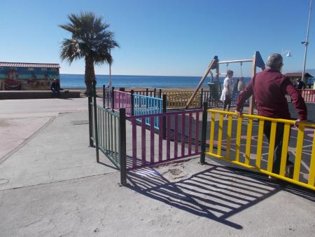 El Ayuntamiento mejora el vallado de seguridad de la zona de juegos infantil del Paseo Marítimo de Rincón