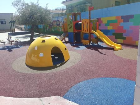El Ayuntamiento de Rincón de la Victoria instala dos nuevos parques infantiles en las zonas de Lo Cea y Cortijo Blanco