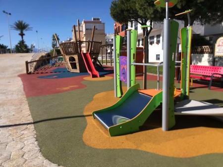 El Ayuntamiento de Rincón actúa en el área Dominion Park de La Cala del Moral dando cumplimiento a la normativa vigente sobre zonas infantiles de juego