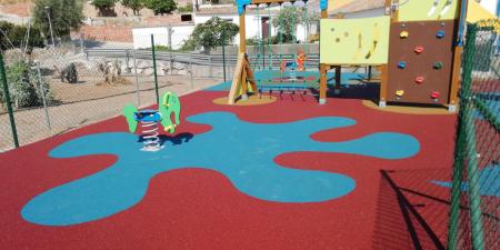 El Ayuntamiento de Rincón de la Victoria finaliza la instalación de dos nuevos parques infantiles en las zonas de Lo Cea y Cortijo Blanco