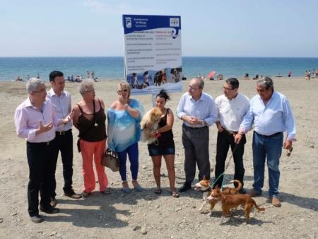 Los alcaldes de Málaga y Rincón de la Victoria visitan la nueva playa canina que comparten ambos municipios