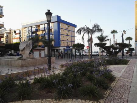 La Plaza Al Ándalus de Rincón de la Victoria presenta una nueva imagen más atractiva y funcional
