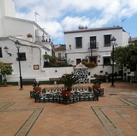 Servicios Operativos acomete trabajos de adecuación y embellecimiento de entornos turísticos en Benagalbón