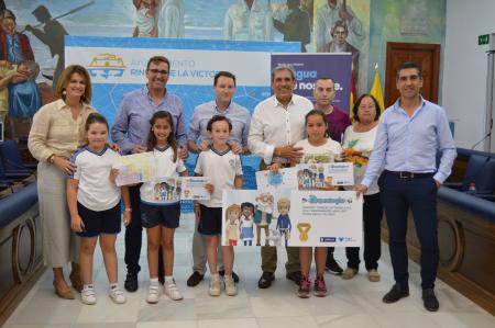 El Ayuntamiento de Rincón de la Victoria entrega los premios al Mejor Eslogan y al Mejor Dibujo del Concurso de Consumo responsable del agua y del medioambiente de Hidralia