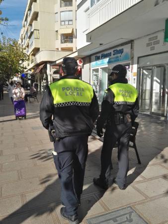 La Policía Local de Rincón de la Victoria inicia un servicio especial de seguridad con patrullas a pie por las principales avenidas y calles del municipio durante la Navidad