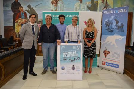 Más de 300 nadadores participan en la VII Travesía Brazadas Solidarias Acantilados Rincón de la Victoria a beneficio de la Fundación Vicente Ferrer