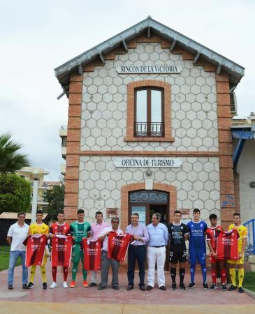 El Ayuntamiento patrocina la nueva equipación del Club Deportivo Rincón para la próxima temporada