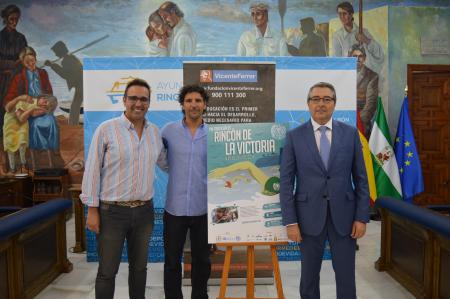 Rincón de la Victoria celebra la VIII Travesía Brazadas Solidarias Acantilados a favor del proyecto en la India de la Fundación Vicente Ferrer