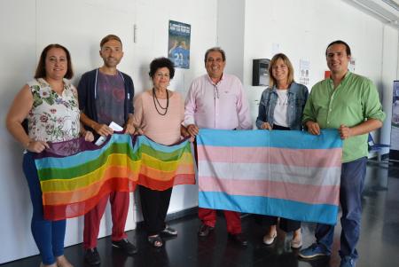 Rincón de la Victoria acoge la exposición “El armario deportivo abre sus puertas” organizada por la Federación Arco Iris y Fútbol contra el racismo en Europa