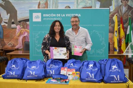 Rincón de la Victoria distribuye 190 lotes de material escolar entre las familias de mayor vulnerabilidad