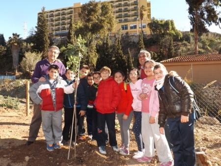 Los alumnos del colegio Laza Palacio de Rincón participan en una jornada de reforestación en el Parque Las Viñas