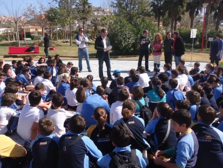 Escolares de Rincón de la Victoria reforestan el Parque de Huerta Julián con 30 especies diferentes de plantas
