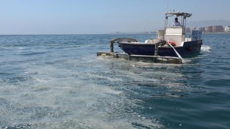 El servicio de limpieza de las aguas del litoral de Rincón de la Victoria recoge 800 kilos de residuos de las playas desde el inicio de la temporada estival