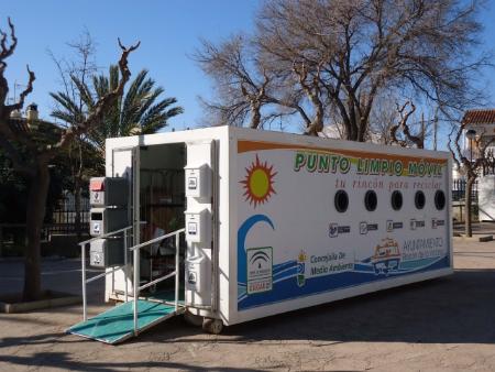 Medio Ambiente inicia una campaña sobre reciclado en los colegios con un Punto Limpio móvil
