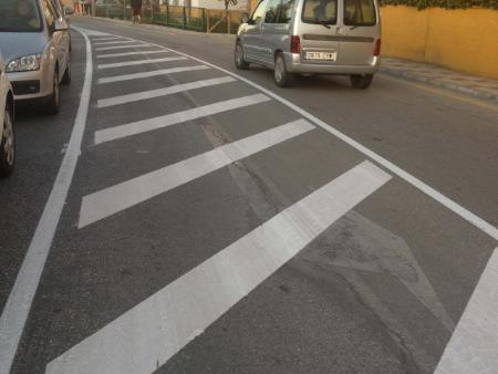 Vía Pública destina 24.000 euros al repintado de pasos de peatones y señales de dirección en el municipio