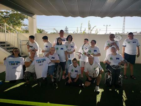 El Club de Tenis y Padel de Rincón de la Victoria pone en marcha un proyecto deportivo inclusivo para los usuarios de la Asociación AMIRAX