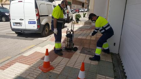 El Ayuntamiento de Rincón de la Victoria está realizando los trabajos de desinsectación y desratización de la red de saneamiento en el municipio