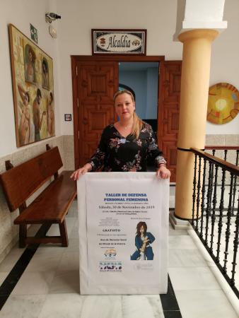 Bienestar Social ofrece un taller gratuito de autoprotección y defensa personal para más de una veintena de mujeres de Rincón de la Victoria