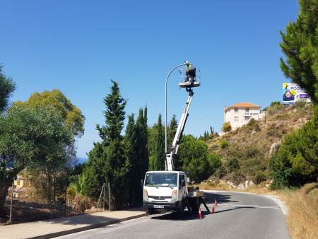 El Ayuntamiento de Rincón de la Victoria sustituye 1.055 puntos de luz por luminarias LED que supondrán un ahorro energético del 50%