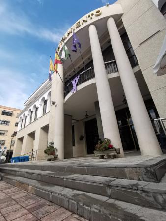 Infraestructuras acometerá las obras de reparación de los soportales para mejorar la accesibilidad al edificio del Ayuntamiento de Rincón de la Victoria