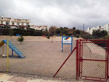 Instalado el nuevo vallado de seguridad en el Parque Canino La Serrezuela de Torre de Benagalbón