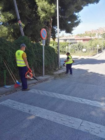 El Ayuntamiento de Rincón de la Victoria ejecuta un Plan de Choque de limpieza integral de áreas verdes en el municipio frente al COVID-19