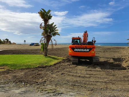La Concejalía de Medio Ambiente contrata el análisis de la arena de la playa y superficies de las duchas del litoral rinconero