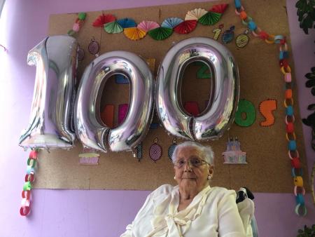 El Ayuntamiento de Rincón de la Victoria ha felicitado hoy a María Jesús López Martínez que celebra su cien cumpleaños