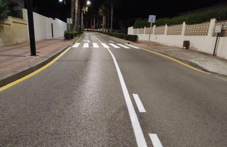 El Ayuntamiento de Rincón de la Victoria está llevando a cabo un plan de renovación y repintado de la señalización horizontal de los viales del municipio