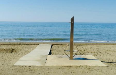 El Ayuntamiento de Rincón de la Victoria instala tres duchas adaptadas en la Playa de La Cala del Moral