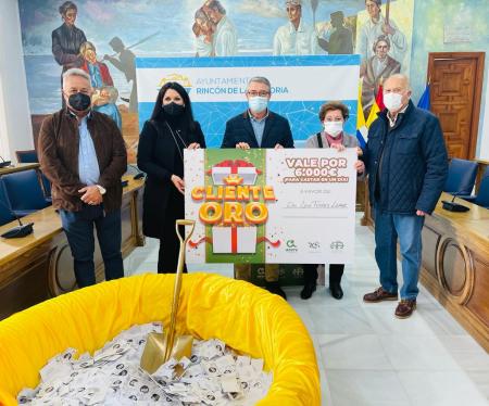 Ana Flores López gana los 6.000 euros de la séptima edición de la campaña de comercio ‘Cliente Oro’