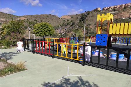 El Ayuntamiento de Rincón de la Victoria trabaja en la puesta a punto de los parques infantiles del municipio