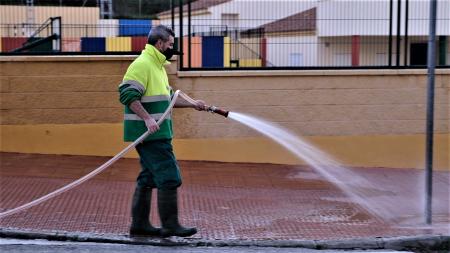 El Ayuntamiento de Rincón de la Victoria refuerza el servicio de limpieza y desinfección para los próximos tres meses con una inversión de 154.524,50 euros.