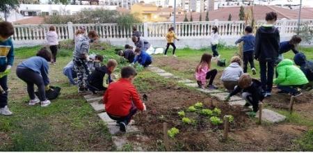 La Concejalía de Medio Ambiente acerca los huertos ecológicos a los centros escolares de Rincón de la Victoria como proceso de aprendizaje para mejorar la educación ambiental y nutricional