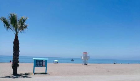 El Ayuntamiento de Rincón de la Victoria licita la limpieza de las aguas del litoral para la temporada estival por un importe de 66.132 euros