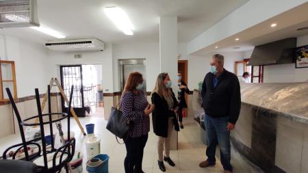 La Concejalía de Bienestar Social de Rincón de la Victoria aplica pintura antivírica a las instalaciones del Centro de Mayores de Benagalbón