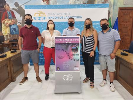 La Concejalía de Bienestar Social de Rincón de la Victoria acerca la música a los mayores de las residencias del municipio como terapia y entretenimiento