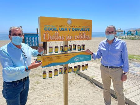 Rincón de la Victoria instala paneles informativos para concienciar sobre las consecuencias de arrojar colillas en la playa