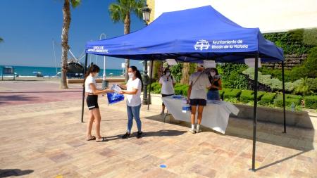El Ayuntamiento de Rincón de la Victoria desarrolla una campaña de sensibilización sobre limpieza y desinfección contra la COVID-19 en las playas del municipio