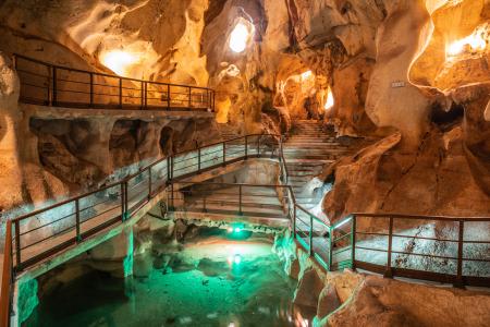 La Cueva del Tesoro de Rincón de la Victoria duplica las visitas durante el Puente del Pilar con 1.105 personas en tres días