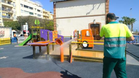 El Ayuntamiento de Rincón de la Victoria licita los servicios de recogida de residuos, limpieza viaria y playas, y la limpieza de los edificios municipales