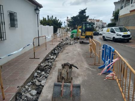 Iniciadas las obras de mejoras del alumbrado público y acerado en el Conjunto Ópalos de Rincón de la Victoria