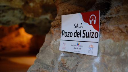 Rincón de la Victoria renueva la señalética y realiza tareas de mantenimiento en el interior de la Cueva del Tesoro