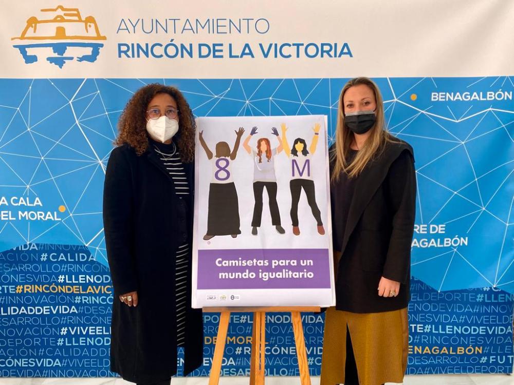 Imagen El Área de Mujer e Igualdad de Rincón de la Victoria acerca a las asociaciones de mujeres del municipio el proyecto `Camisetas para una sociedad igualitaria´