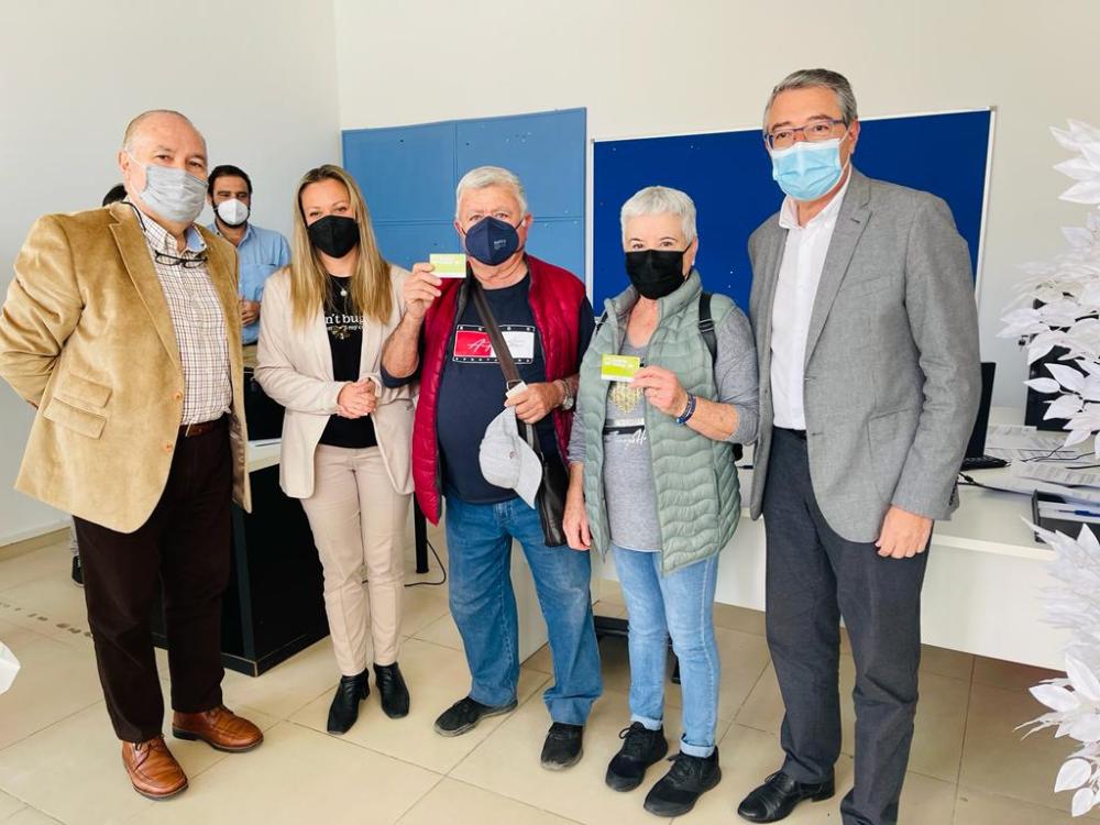 Imagen El Ayuntamiento de Rincón de la Victoria comienza el reparto de las tarjetas para el uso gratuito del transporte público urbano