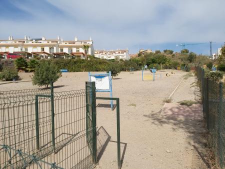 El Ayuntamiento adjudica el acondicionamiento del parque canino de Serrezuela de Torre de Benagalbón