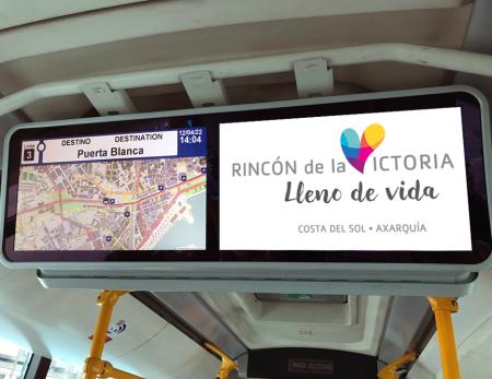 Rincón de la Victoria inicia una nueva campaña publicitaria en la capital malagueña a través de los autobuses urbanos de la EMT