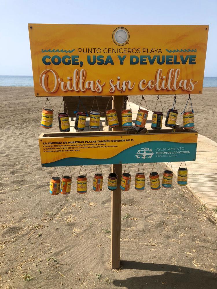 Imagen Rincón de la Victoria recuerda las consecuencias de arrojar colillas en las playas y coloca latas recicladas para evitarlo