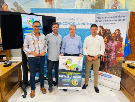 Rincón de la Victoria acoge la IX Travesía Brazadas Solidarias Acantilados a favor del proyecto social de la Fundación Vicente Ferrer