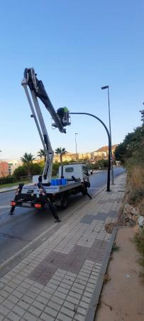 El Ayuntamiento de Rincón de la Victoria ejecuta un plan de limpieza en señalización vial y mobiliario urbano para eliminar los restos de calima